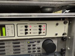 Panel urządzenia audio w racku z diodami LED, przełącznikami i napisem „MADE IN ITALY”.