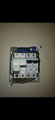 Zdjęcie skrzynki elektrycznej z bezpiecznikami Schneider Electric i Eaton.