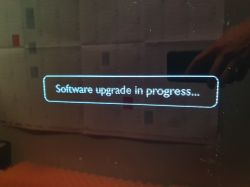 Komunikat Software upgrade in progress... na ekranie telewizora.
