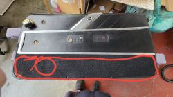 Panel drzwiowy Buick Wildcat 1965, zaznaczone miejsce planowanego montażu głośnika