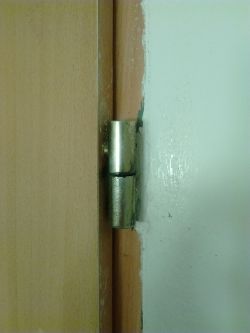 How to Remove Internal Doors with Screw-In Hinges: Resolving Lifting Resistance Issues
