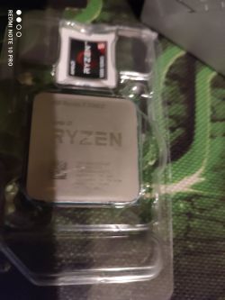 Procesor Ryzen 5 5600X w plastikowym opakowaniu na tle z wzorem.