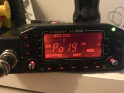 Jak uzyskać czarne tło z białymi znakami na wyświetlaczu Albrecht AE 6890?