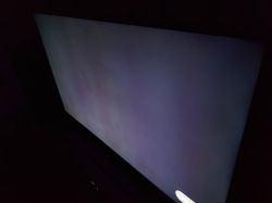 Philips 65PUS7303 - Czarne, jasne plamy na matrycy TV.