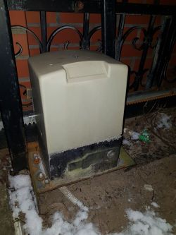 Jak rozpoznać model automatyki FAAC do bramy na podstawie zdjęcia płyty?