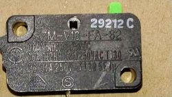 Zbliżenie na mikrowyłącznik SZM-V16-FA-62 z oznaczeniami technicznymi.