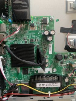 Zbliżenie na płytę główną telewizora modelu 32FG4EA z widocznymi komponentami elektronicznymi i etykietą.
