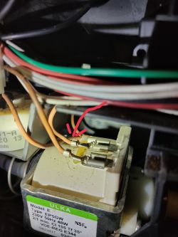 Zbliżenie na pompę ULKA z podłączonymi przewodami i oznaczeniem błędnego podłączenia