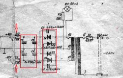 Skan fragmentu schematu elektrycznego z zaznaczonym mostkiem prostowniczym i kondensatorami