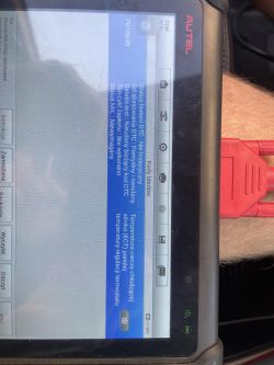 Ekran diagnostyczny z kodem błędu P0128-00 w samochodzie Opel