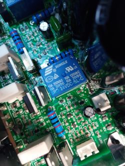 Zbliżenie na płytkę drukowaną z widocznym przekaźnikiem Songle SRD-24VDC i elementami elektronicznymi.