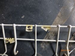 Fragment kosza zmywarki z zaznaczonymi miejscami do naprawy.