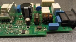 Płyta elektroniczna z widocznymi elementami, w tym modułem TNY264GN