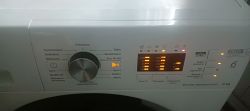 Panel sterowania pralki Whirlpool z migającymi diodami.