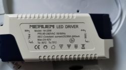 Zasilacz LED marki MERLUM z parametrami technicznymi na etykiecie.
