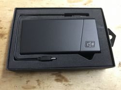 Czarny powerbank Green Cell w opakowaniu z wytłoczonym logo GC.