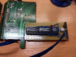 Płytka drukowana z elementami elektronicznymi i przewodami.