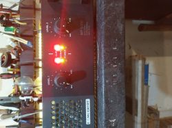 Wzmacniacz MC Crypt MP 5000 z zapalonymi diodami clip i signal.