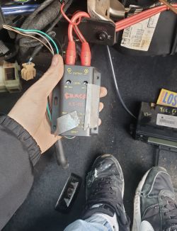 Jak podłączyć w samochodzie 4-kanałowy wzmacniacz?