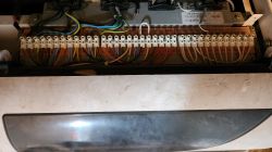 Zbliżenie na panel elektryczny pieca De Dietrich DTG120 z widocznymi wtykami i kablami.