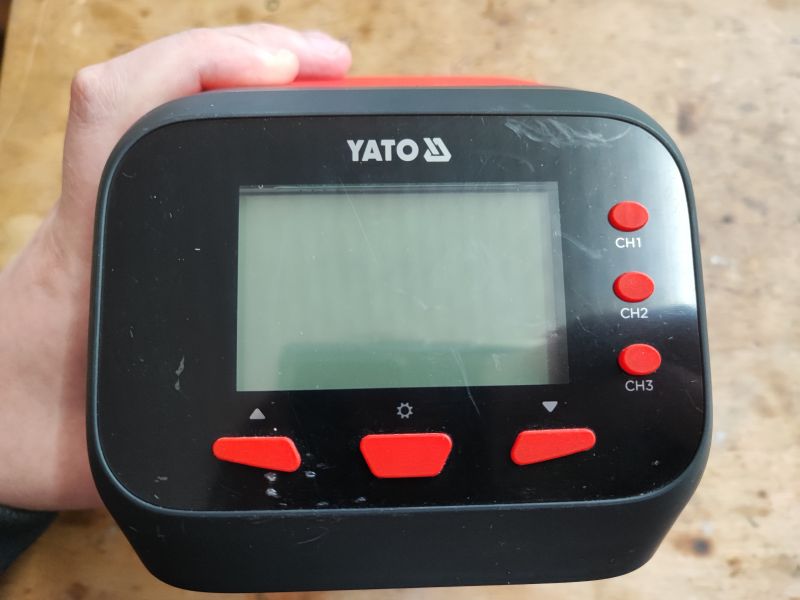 Zbliżenie na stację lutowniczą Yato YT-82462 z trzema przyciskami i wyświetlaczem LCD.