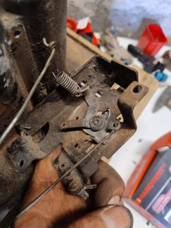 Zbliżenie mechanizmu przepustnicy kosiarki traktorka MTD z silnikiem Briggs 10hp.