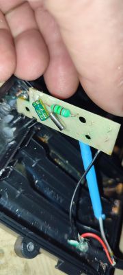 Zbliżenie na wnętrze obudowy z elektronicznymi komponentami i przewodami.