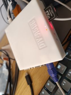 Weißer DIY-A590-Adapter mit mehreren angeschlossenen Kabeln und einer microSD-Karte.