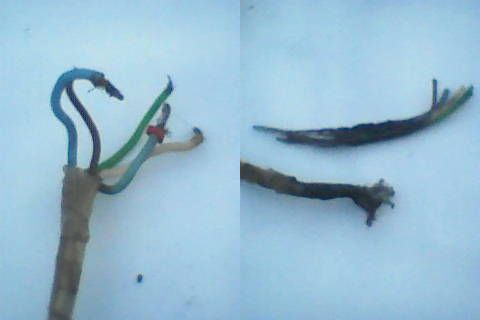 Spalone i uszkodzone przewody elektryczne na białym tle