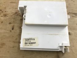Biały elektroniczny programator zmywarki w plastikowej obudowie, leżący na drewnianej powierzchni.