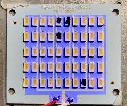 Panel LED z układem diod SMD 5630, cztery diody są spalone i zaznaczone na czarno