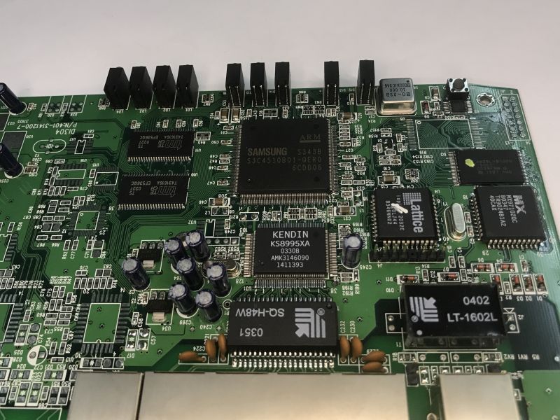 Wnętrze starego routera ISDN/DSL DI-304. Wspominamy Internet lat 2000