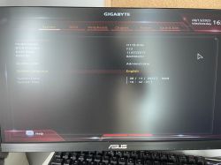 Ekran BIOS z informacjami o płycie głównej GIGABYTE H110-D3A na monitorze ASUS