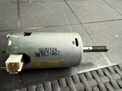 Silnik elektryczny JOHNSON DC771(2)XLLG 230V 50Hz z widoczną przekładnią ślimakową i złączem elektrycznym.