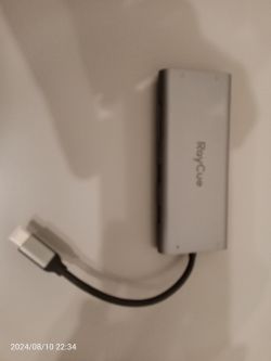 Srebrny hub USB-C marki RayCue na białym tle.