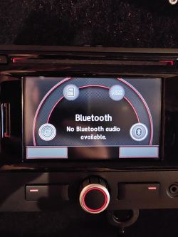 Car radio RNS315 display shows No Bluetooth audio available message.