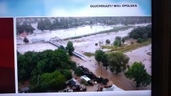 Zdjęcie zalanego terenu w Głuchołazach z widokiem na stojący most.