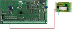 Połączenie przekaźnika z płytą główną systemu alarmowego Satel Integra 64.