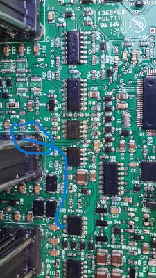 Zbliżenie na płytkę elektroniczną z zaznaczeniem uszkodzonego obszaru.