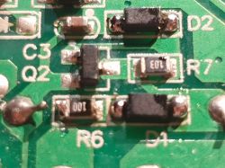 Zbliżenie na poprawione luty przy diodach D1 i D2 na zielonej płytce PCB