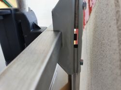 Renowacja anteny: czy farba izolacyjna wpłynie na połączenie stalowych wsporników?