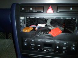 Jak podłączyć trzecią kostkę do radia w Audi A4 B5?