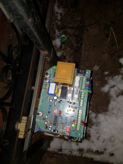 Jak rozpoznać model automatyki FAAC do bramy na podstawie zdjęcia płyty?
