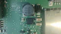 Zbliżenie na fragment płytki drukowanej z elementami elektronicznymi w tym układzie w obudowie QFN16 oraz cewką oznaczoną „470 660”.