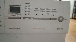 Panel sterujący pralki SIEMENS X10-36 z widocznym wyświetlaczem i przyciskami.