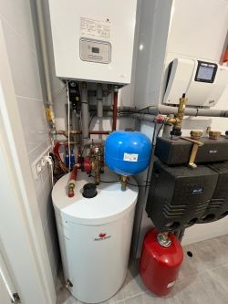Kotłownia z piecem gazowym, zasobnikiem Saunier Duval i osprzętem hydraulicznym