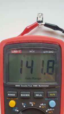 Multimetr UNI-T UT139C pokazujący odczyt 141,8 Ω.