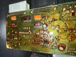 Płytka drukowana z widocznym przypalonym punktem.