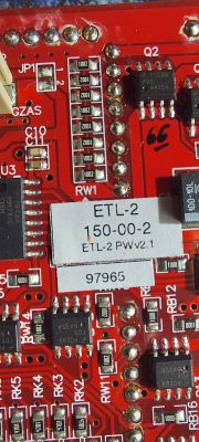 Część elektroniczna czerwonej płytki drukowanej z komponentami i etykietą ETL-2.
