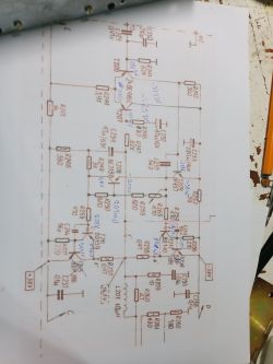 Zdjęcie schematu obwodu elektrycznego z odręcznymi notatkami i pomiarami.